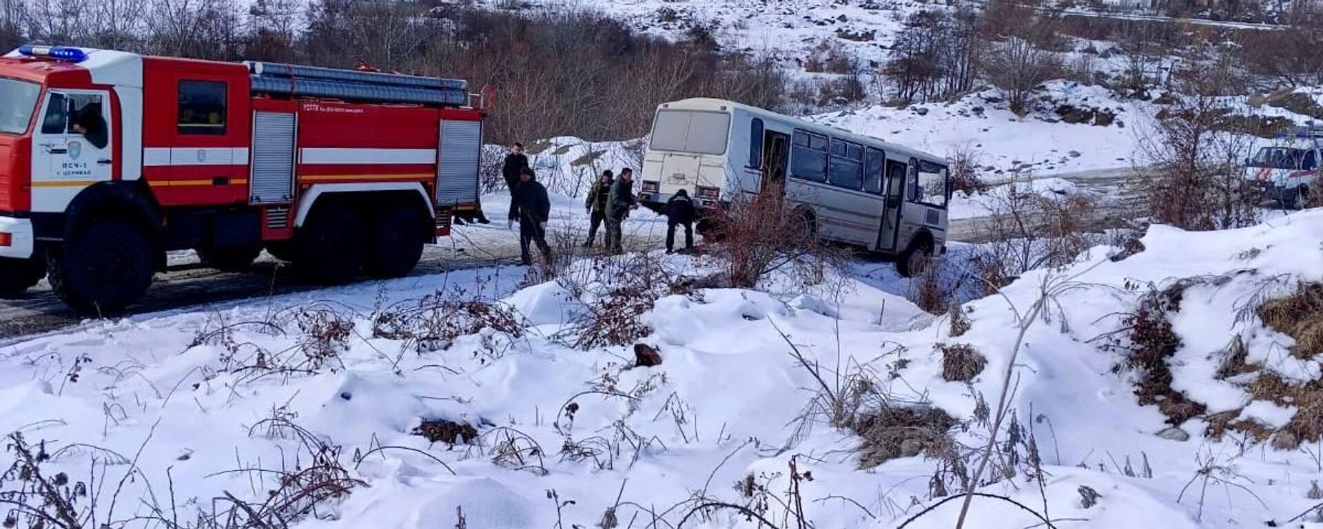 Рейсовый автобус в Южной Осетии сошел с проезжей части и завис над обрывом - Sputnik Южная Осетия, 1920, 01.03.2025