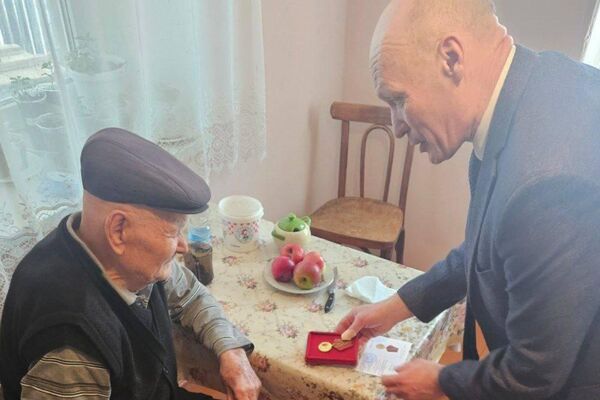 Вручение ветеранам юбилейных медалей 80 лет Победы в Великой Отечественной войне - Sputnik Южная Осетия