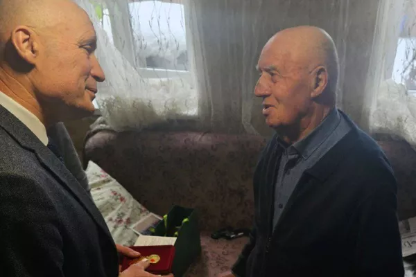 Вручение ветеранам юбилейных медалей 80 лет Победы в Великой Отечественной войне Вручение ветеранам юбилейных медалей 80 лет Победы в Великой Отечественной войне - Sputnik Южная Осетия