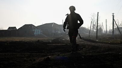 Российский военнослужащий в освобожденном селе Суджанского района