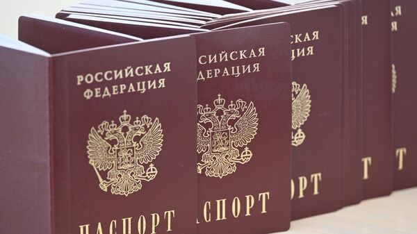 Вручение паспортов России - Sputnik Южная Осетия