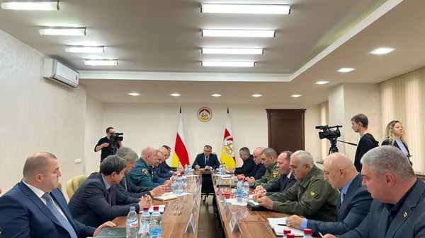 Президент Южной Осетии Алан Гаглоев провел оперативное совещание с руководителями силовых министерств и ведомств - Sputnik Южная Осетия