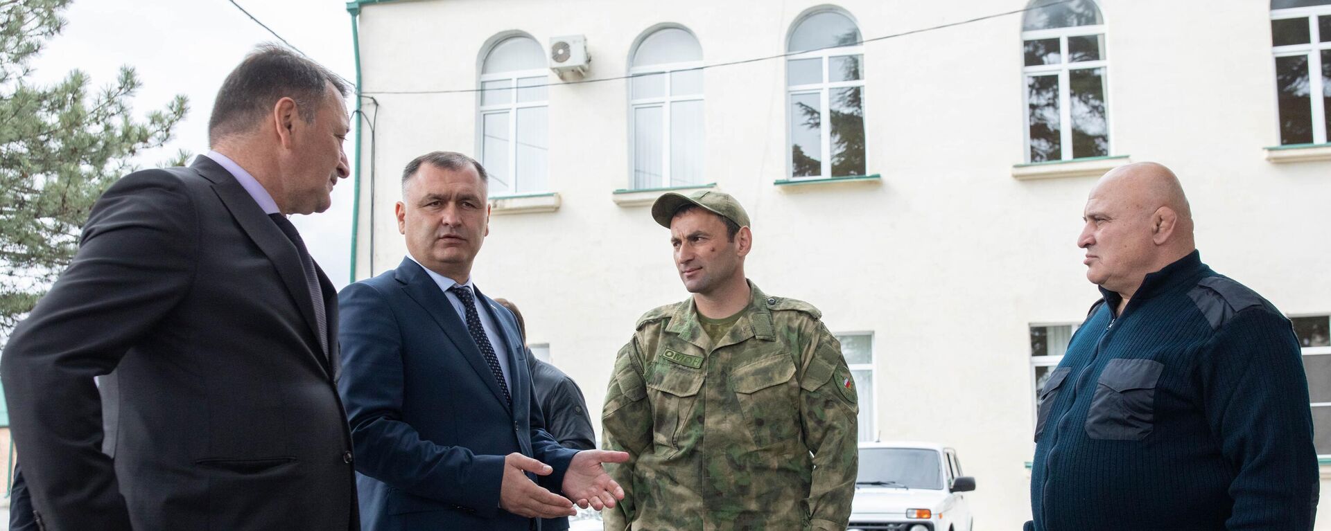 Президент Южной Осетии Алан Гаглоев осмотрел участок под строительство новых казарм для ОМОН. - Sputnik Южная Осетия, 1920, 08.04.2025