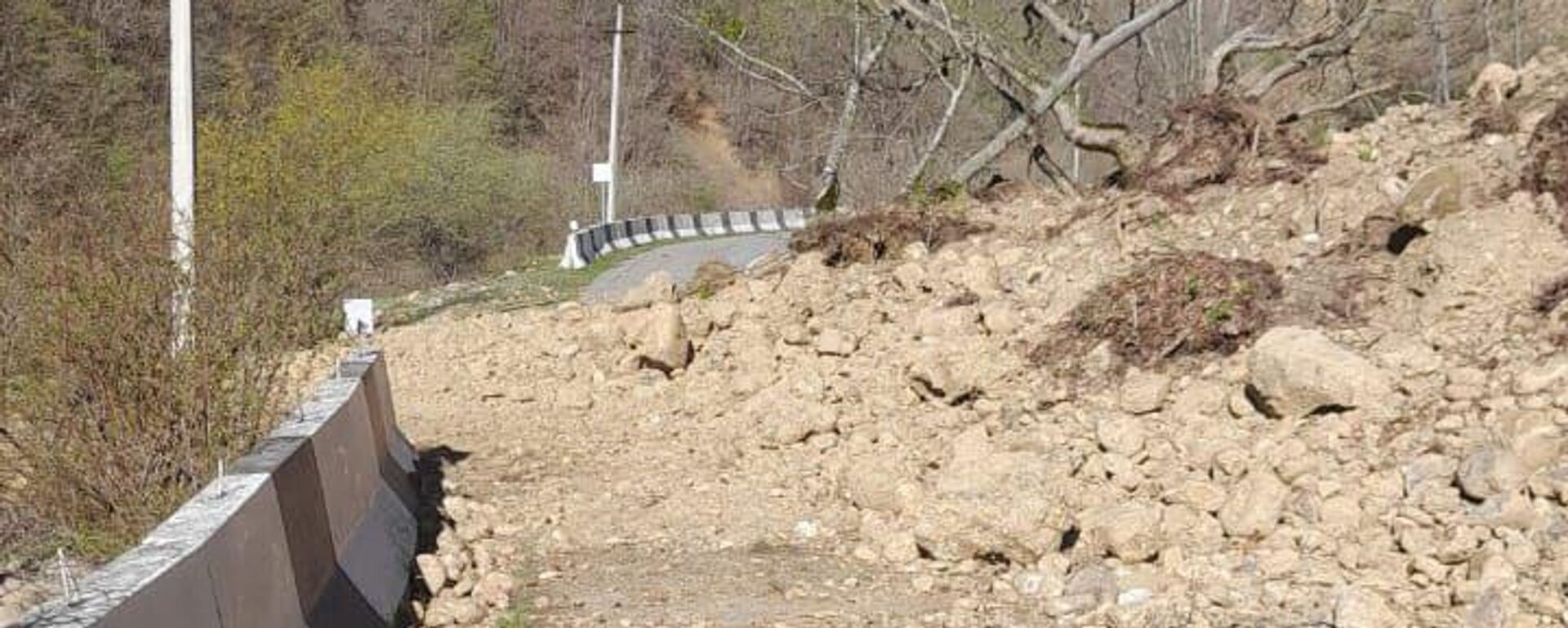 Последствия схода сели на дороге Цхинвал-Ленингор  - Sputnik Южная Осетия, 1920, 17.04.2025