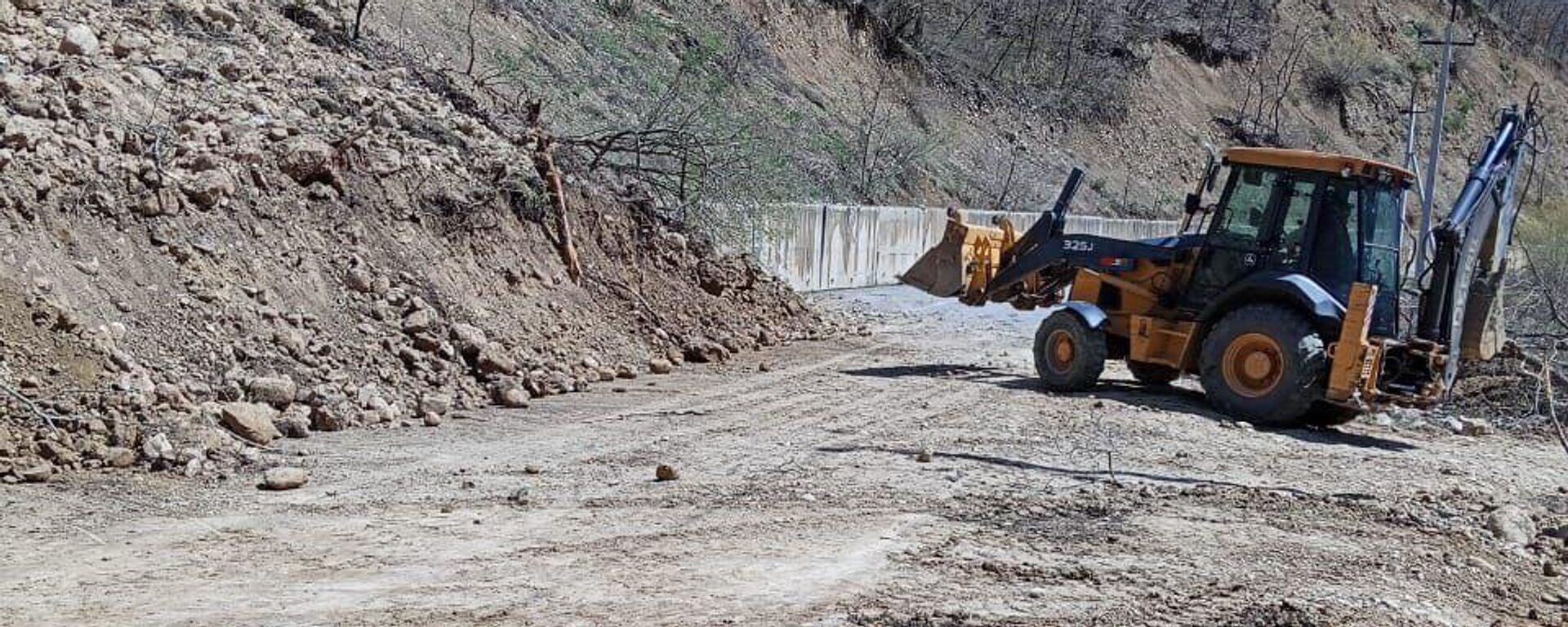Цхинвал-Ленингор трассæйыл аиуварс кодтой цъыфы зæйы æрцыды фæстиуджытæ - Sputnik Хуссар Ирыстон, 1920, 17.04.2025