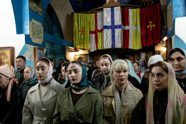 Пасхальная служба в храме Рождества Пресвятой Богородицы Пасхальная служба в храме Рождества Пресвятой Богородицы - Sputnik Южная Осетия