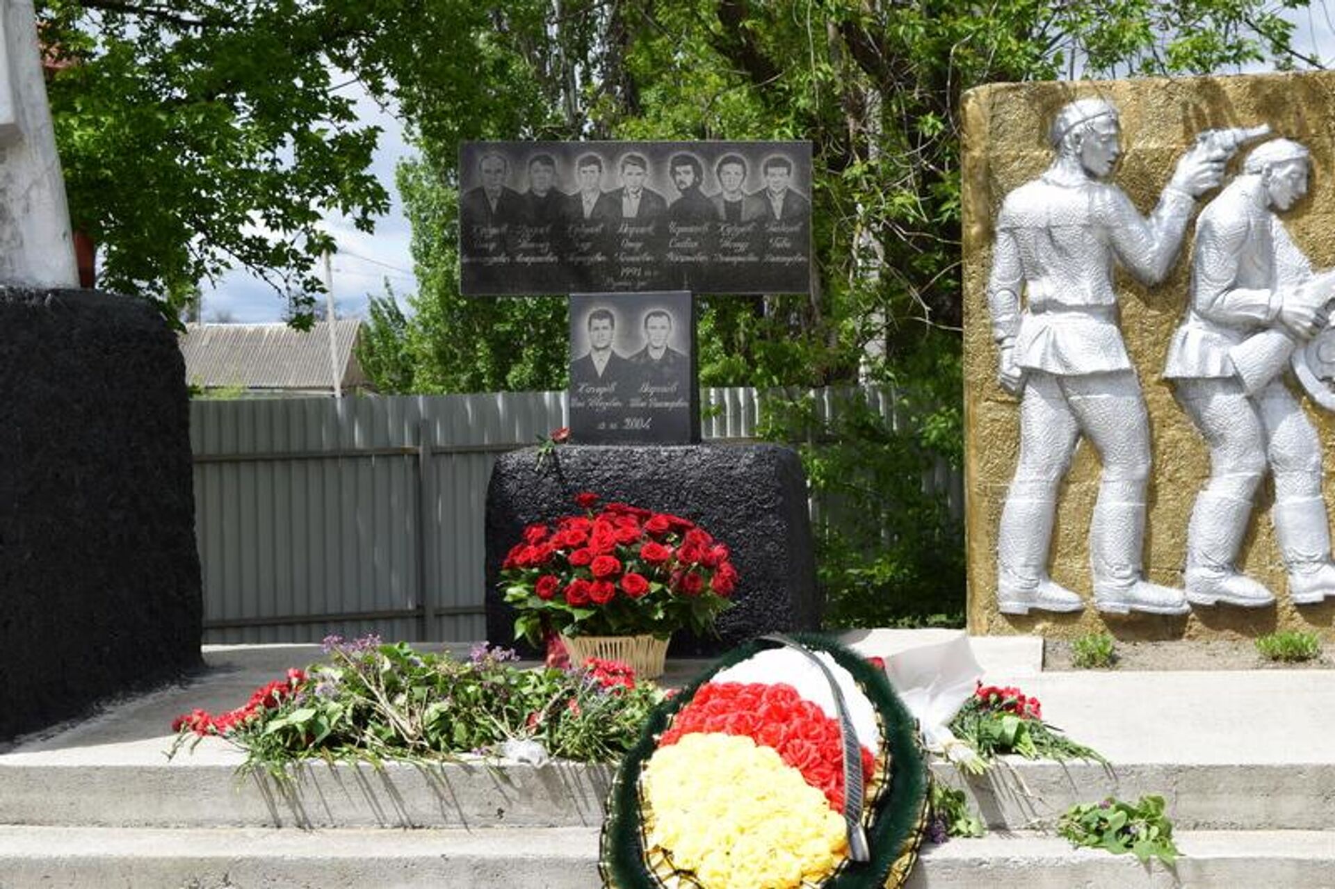 Алан Гаглоев почтил память жертв Цинагарской трагедии Алан Гаглоев почтил память жертв Цинагарской трагедии - Sputnik Южная Осетия, 1920, 28.04.2025