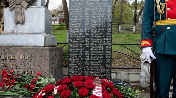 Возложение цветов к памятнику жертвам землетрясения в Дзау - Sputnik Южная Осетия