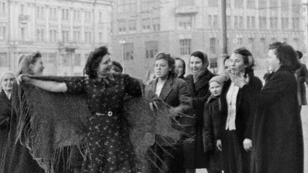 Жители Москвы на улицах города в День Победы 9 мая 1945 года. - Sputnik Южная Осетия