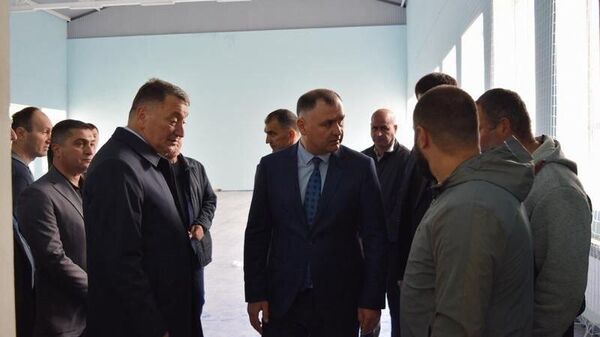 Президент Алан Гаглоев дал поручения по решению проблем с вводом в эксплуатацию спортзала в Цинагаре  - Sputnik Южная Осетия