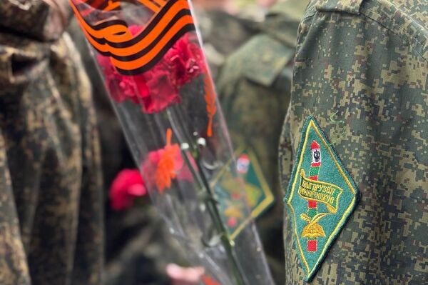 Акция Эстафета Победы у Вечного огня на Аллее славы в Цхинвале Акция Эстафета Победы у Вечного огня на Аллее славы в Цхинвале - Sputnik Южная Осетия