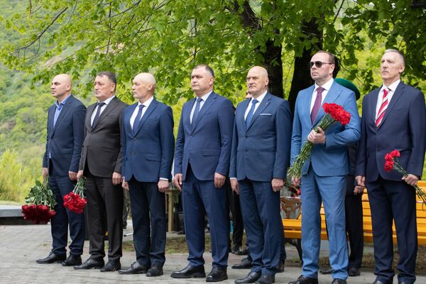 Торжественный митинг в рамках акции Эстафета Победы у Вечного огня на Аллее славы в Цхинвале Торжественный митинг в рамках акции Эстафета Победы у Вечного огня на Аллее славы в Цхинвале - Sputnik Южная Осетия