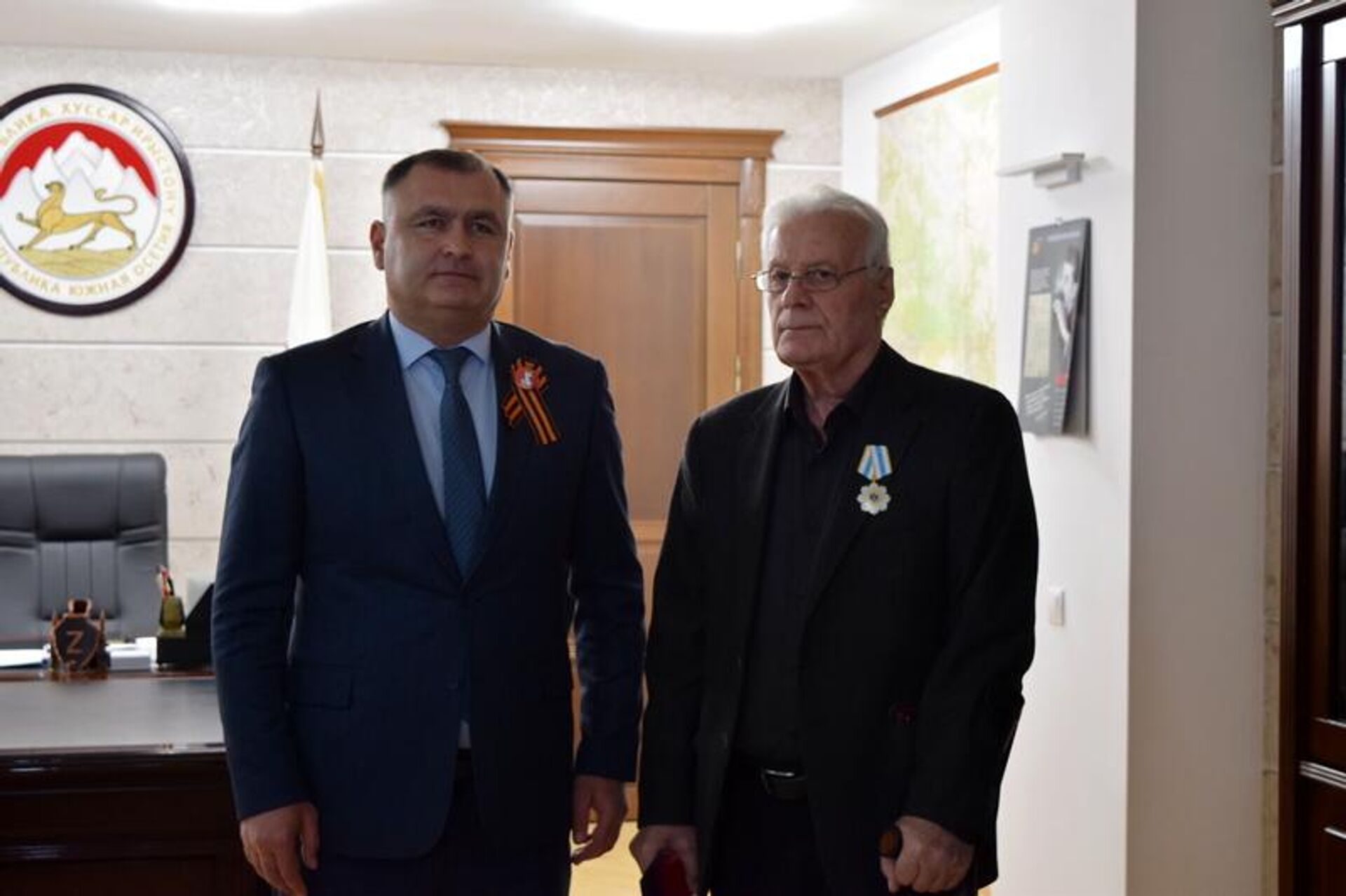 Президент Южной Осетии Алан Гаглоев провел встречу с народными художниками республики Магрезом Келехсаевым и Ирбегом Алборты Президент Южной Осетии Алан Гаглоев провел встречу с народными художниками республики Магрезом Келехсаевым и Ирбегом Алборты - Sputnik Южная Осетия, 1920, 06.05.2025