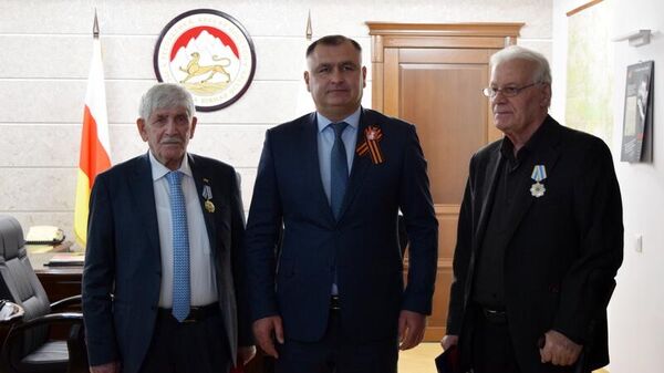 Президент Южной Осетии Алан Гаглоев провел встречу с народными художниками республики Магрезом Келехсаевым и Ирбегом Алборты  - Sputnik Южная Осетия