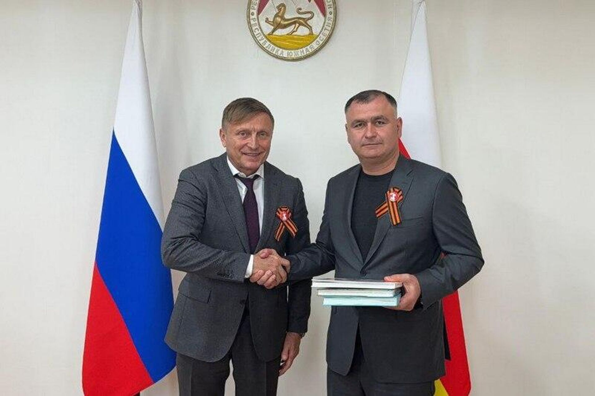 Алан Гаглоев встретился с депутатом Государственной Думы Российской Федерации, Председателем правления центра Воин Виктором Водолацким и директором Всероссийского детского центра Орленок Александром Джеусом. Алан Гаглоев встретился с депутатом Государственной Думы Российской Федерации, Председателем правления центра Воин Виктором Водолацким и директором Всероссийского детского центра Орленок Александром Джеусом. - Sputnik Хуссар Ирыстон, 1920, 06.05.2025