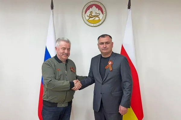 Алан Гаглоев встретился с депутатом Государственной Думы Российской Федерации, Председателем правления центра Воин Виктором Водолацким и директором Всероссийского детского центра Орленок Александром Джеусом. Алан Гаглоев встретился с депутатом Государственной Думы Российской Федерации, Председателем правления центра Воин Виктором Водолацким и директором Всероссийского детского центра Орленок Александром Джеусом. - Sputnik Южная Осетия