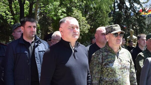 Алан Гаглоев посетил генеральную репетицию военного парада ко Дню Победы  - Sputnik Южная Осетия