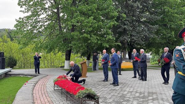  В Цхинвале почтили Героев ВОВ у Вечного огня в преддверии 80-летия Победы - Sputnik Южная Осетия