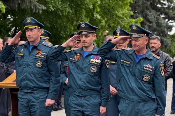 В Цхинвале почтили Героев ВОВ у Вечного огня в преддверии 80-летия Победы - Sputnik Южная Осетия