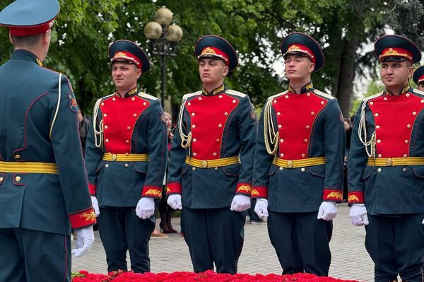 В Цхинвале почтили Героев ВОВ у Вечного огня в преддверии 80-летия Победы - Sputnik Южная Осетия
