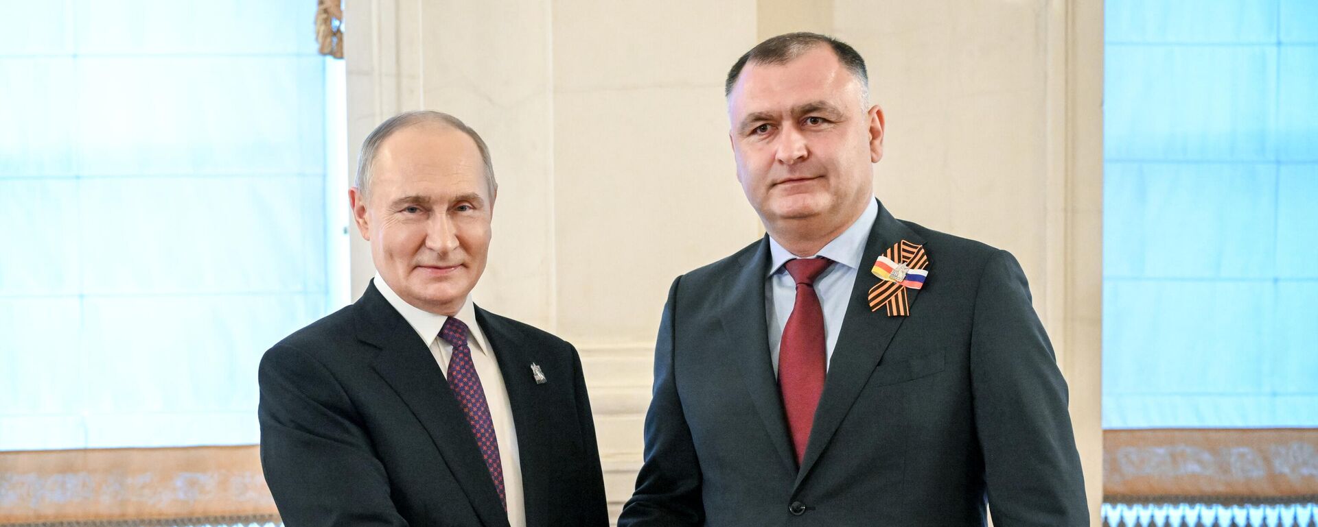 Владимир Путин и Алан Гаглоев. Архивное фото  - Sputnik Южная Осетия, 1920, 12.12.2025