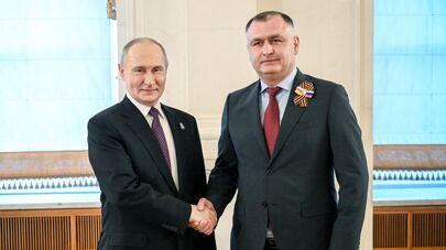 Президент РФ Владимир Путин и президент Южной Осетии Алан Гаглоев. Архивное фото 