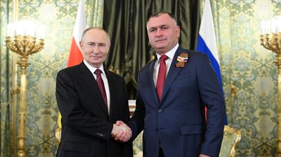 Встреча президента РФ Владимира Путина и президента Южной Осетии Алана Гаглоева