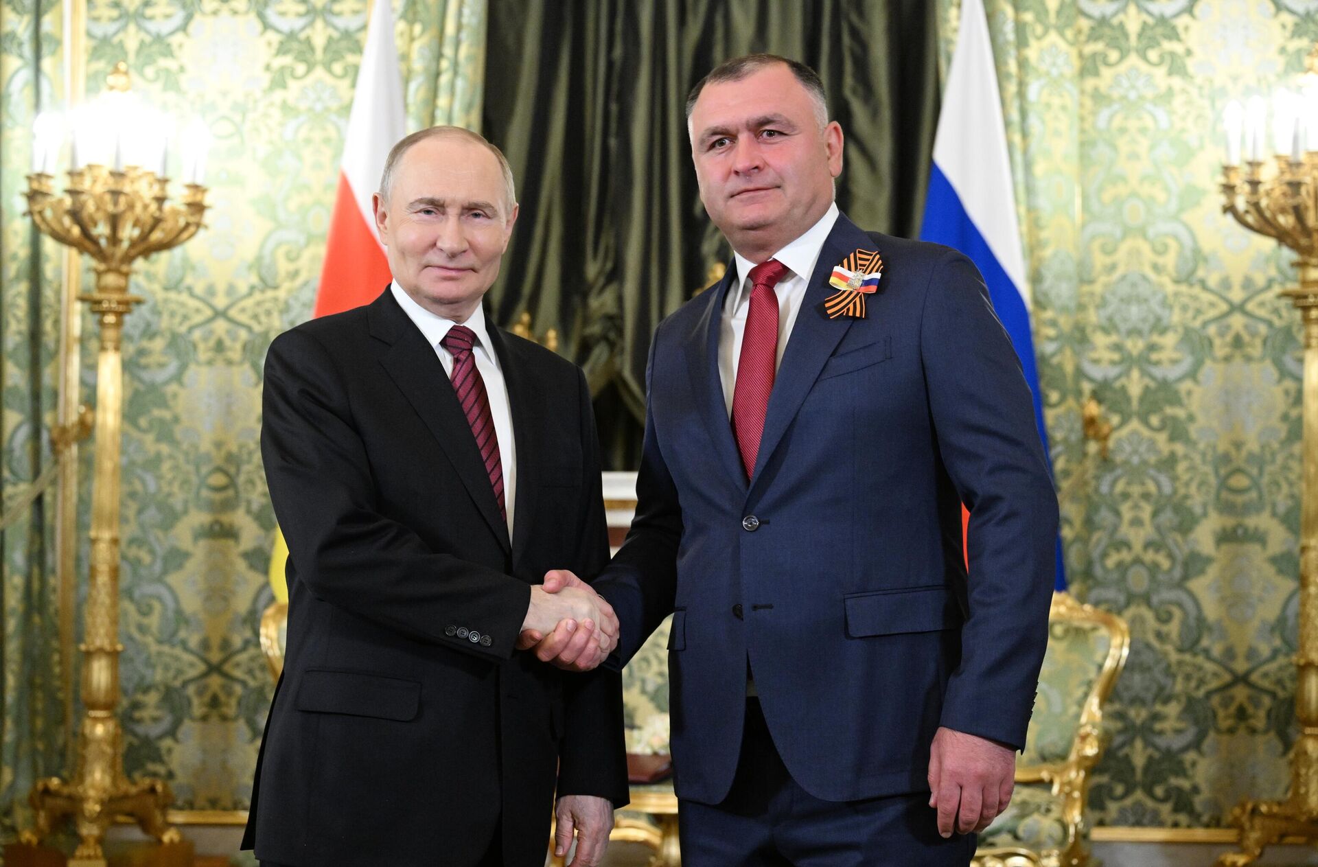 Встреча президента РФ Владимира Путина и президента Южной Осетии Алана Гаглоева Встреча президента РФ Владимира Путина и президента Южной Осетии Алана Гаглоева - Sputnik Южная Осетия, 1920, 23.05.2025