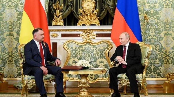 Встреча президента РФ Владимира Путина и президента Южной Осетии Алана Гаглоева - Sputnik Южная Осетия