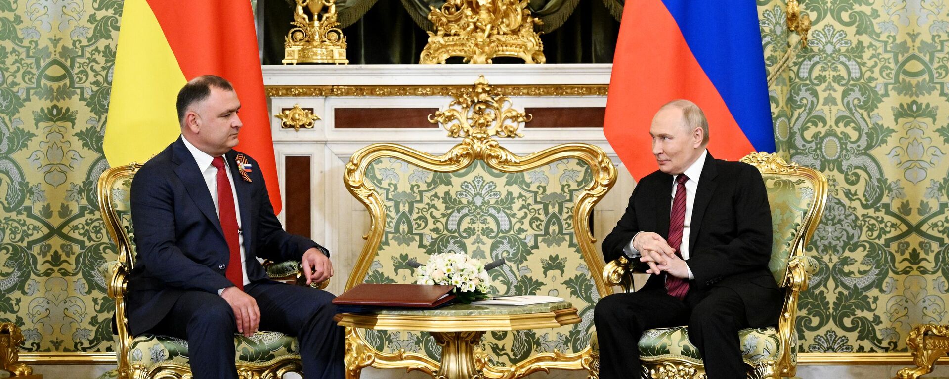 Встреча президента РФ Владимира Путина и президента Южной Осетии Алана Гаглоева - Sputnik Южная Осетия, 1920, 10.05.2025