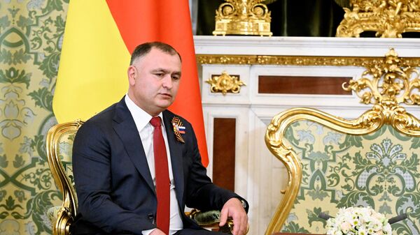 Президент Южной Осетии Алан Гаглоев во время встречи с президентом России Владимиром Путиным  - Sputnik Южная Осетия