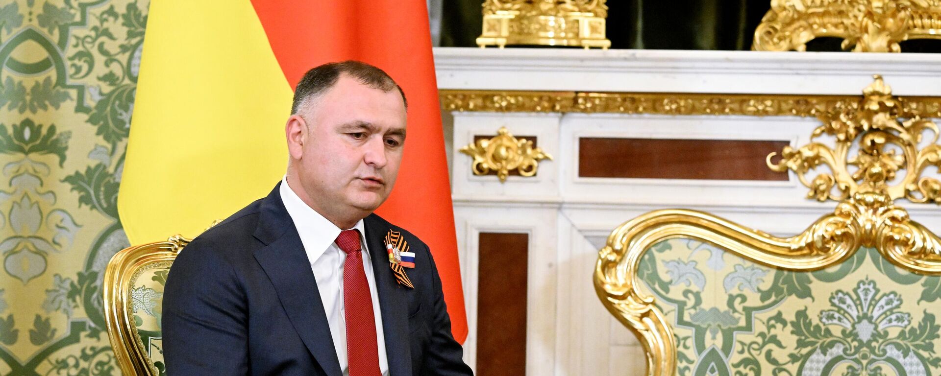 Президент Южной Осетии Алан Гаглоев во время встречи с президентом России Владимиром Путиным  - Sputnik Южная Осетия, 1920, 11.05.2025