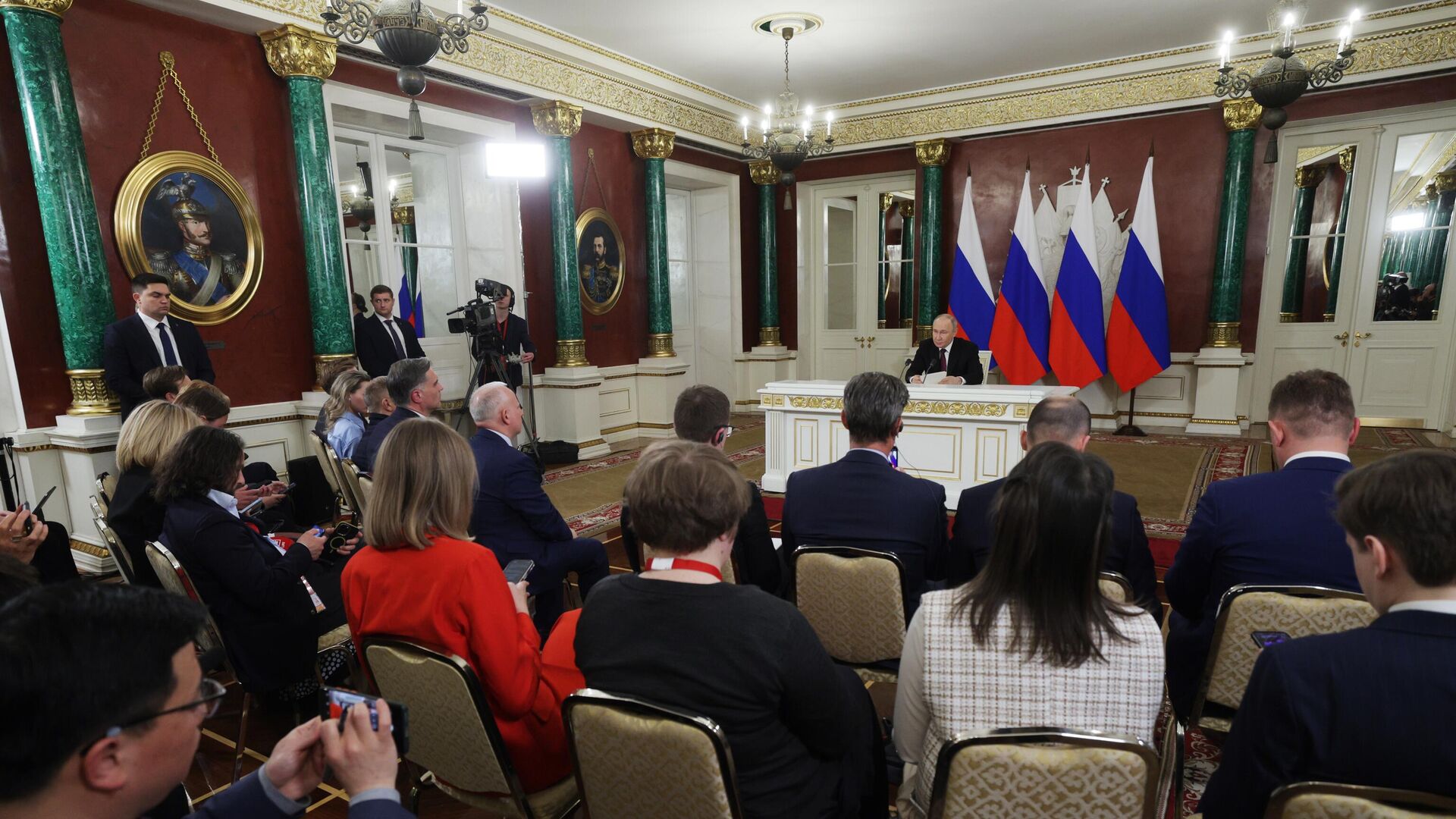 Президент РФ Владимир Путин во время обращения к представителям российских и зарубежных СМИ Президент РФ Владимир Путин во время обращения к представителям российских и зарубежных СМИ - Sputnik Южная Осетия, 1920, 11.05.2025