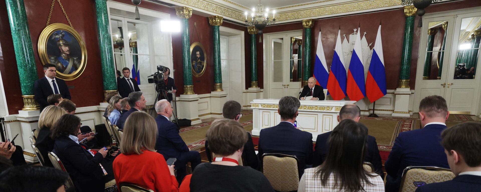 Президент РФ Владимир Путин во время обращения к представителям российских и зарубежных СМИ - Sputnik Южная Осетия, 1920, 11.05.2025