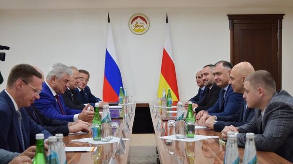 РХИ президент æрдзырдта УФ Федерацийы Советы делегациимæ бастдзинæдтæ сфидар кæныныл - Sputnik Хуссар Ирыстон