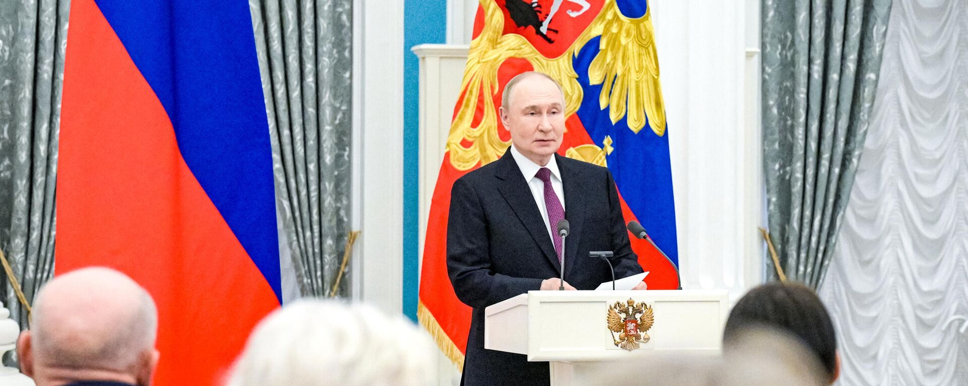 Президент Владимир Путин вручил высшие госнаграды - Sputnik Южная Осетия, 1920, 22.05.2025