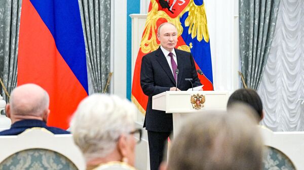 Президент Владимир Путин вручил высшие госнаграды - Sputnik Южная Осетия