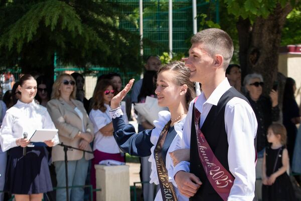 Последний звонок в гимназии Альбион г. Цхинвал Последний звонок в гимназии Альбион г. Цхинвал - Sputnik Южная Осетия