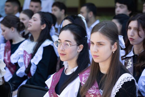 Последний звонок в гимназии Альбион г. Цхинвал Последний звонок в гимназии Альбион г. Цхинвал - Sputnik Южная Осетия