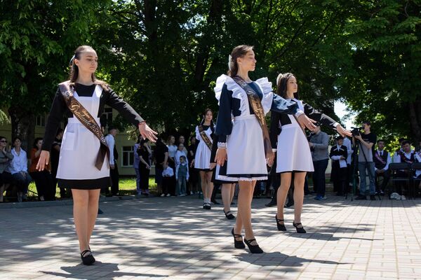 Последний звонок в гимназии Альбион г. Цхинвал Последний звонок в гимназии Альбион г. Цхинвал - Sputnik Южная Осетия