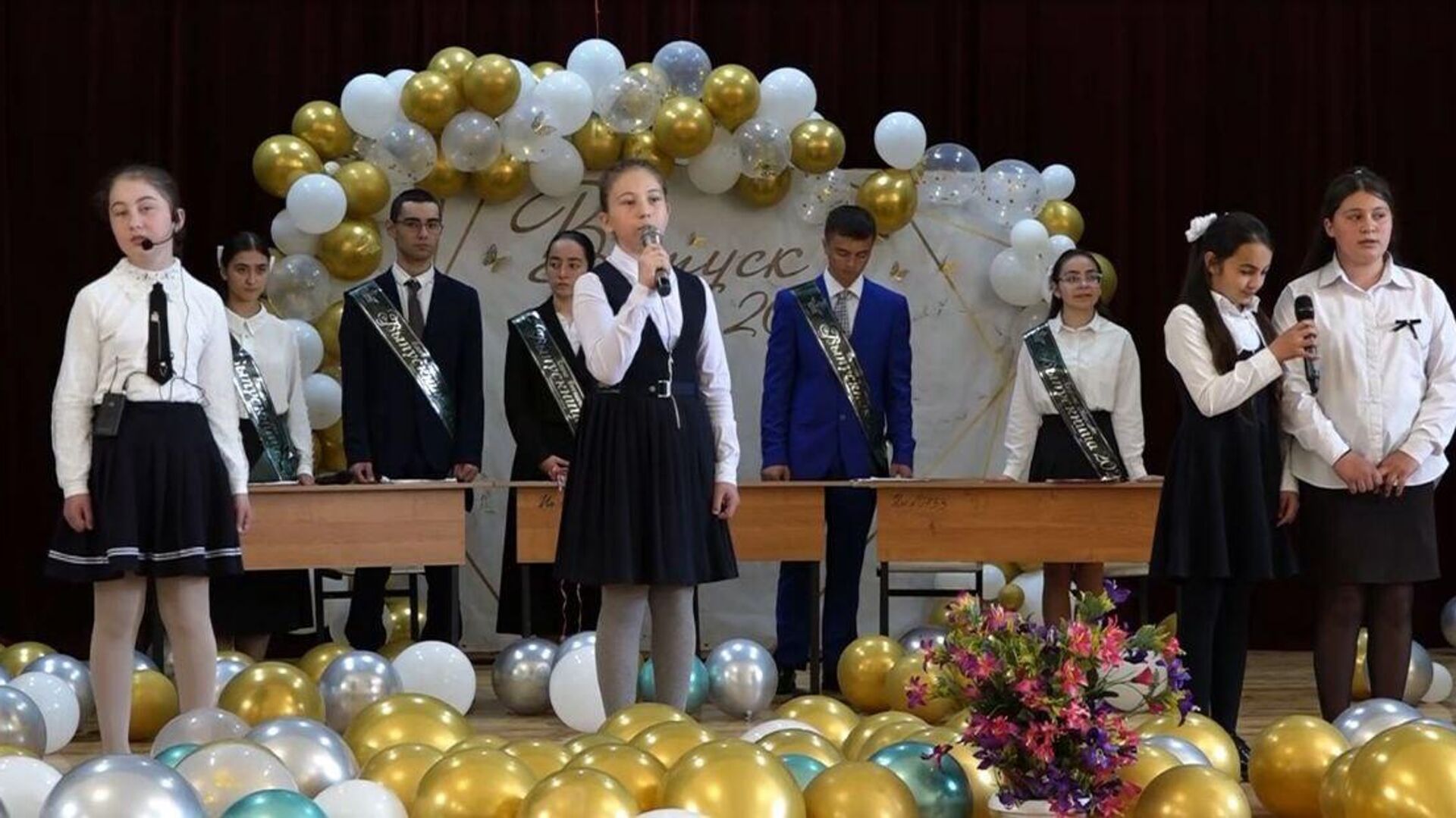 В Ленингорском районе прозвенел последний звонок для выпускников В Ленингорском районе прозвенел последний звонок для выпускников - Sputnik Южная Осетия, 1920, 24.05.2025