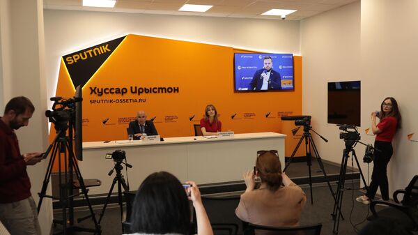 Видеомост Москва-Сухум-Цхинвал об упрощенном получении гражданства РФ - Sputnik Южная Осетия