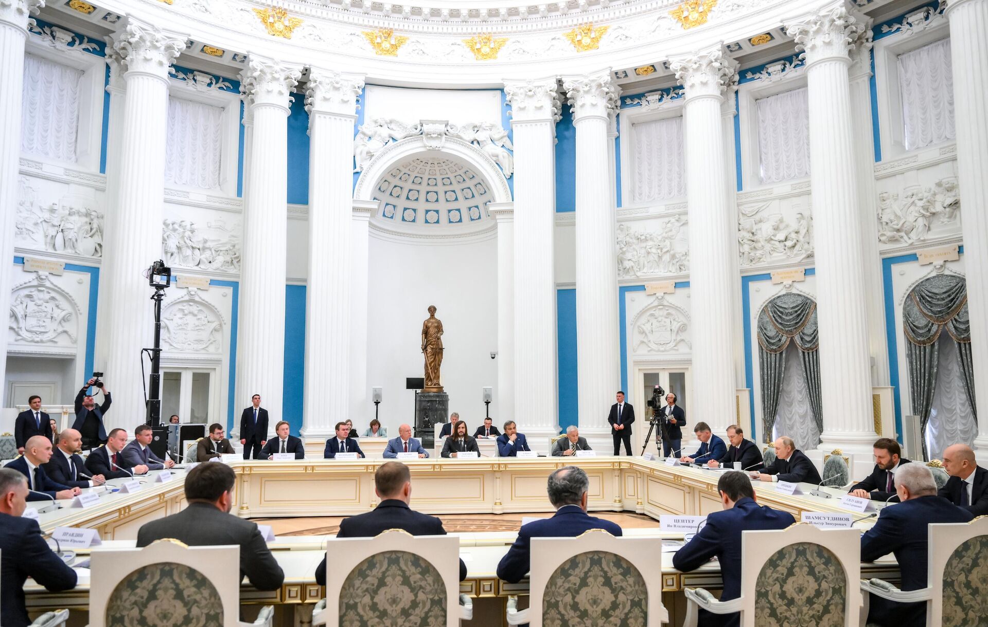 Встреча президента Владимира Путина с представителями деловых кругов Встреча президента Владимира Путина с представителями деловых кругов - Sputnik Южная Осетия, 1920, 26.05.2025