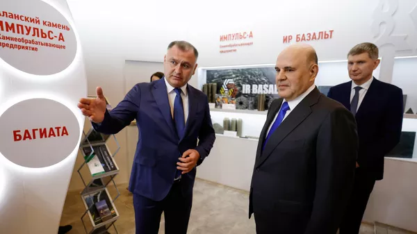Премьер-министр РФ Михаил Мишустин и президент Южной Осетии Алан Гаглоев на КИФ-2025  - Sputnik Южная Осетия