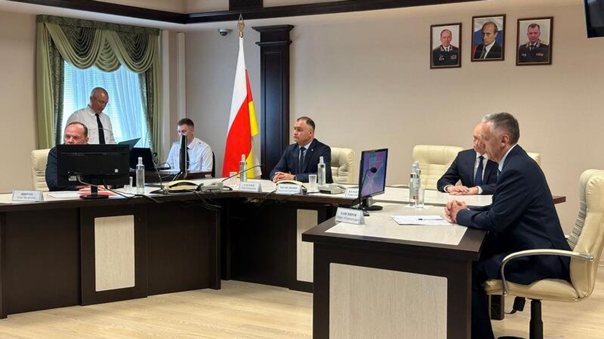 Алан Гаглоев поздравил сотрудников Пограничного управления ФСБ России с профессиональным праздником Алан Гаглоев поздравил сотрудников Пограничного управления ФСБ России с профессиональным праздником - Sputnik Южная Осетия, 1920, 28.05.2025