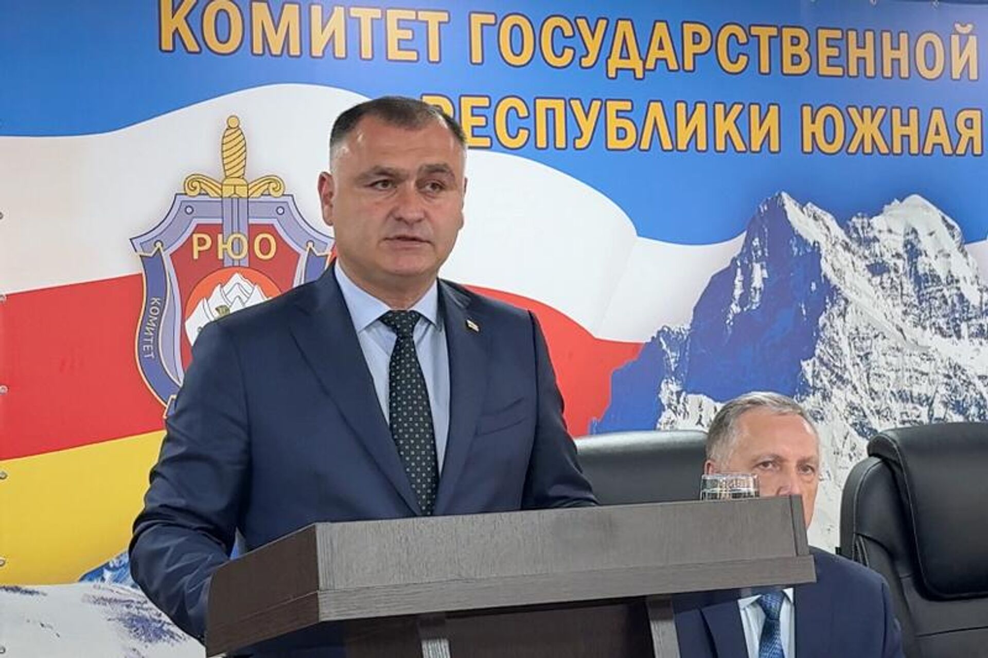 Президент Южной Осетии Алан Гаглоев поздравил сотрудников КГБ с 33-й годовщиной ведомства - Sputnik Южная Осетия, 1920, 28.05.2025