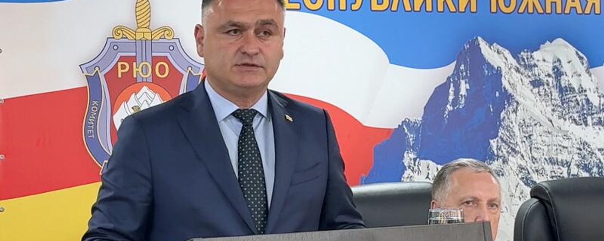 Президент Южной Осетии Алан Гаглоев поздравил сотрудников КГБ с 33-й годовщиной ведомства - Sputnik Южная Осетия, 1920, 22.07.2025