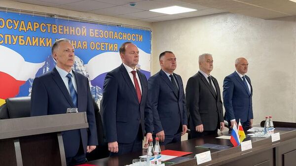 Президент Южной Осетии Алан Гаглоев поздравил сотрудников КГБ с 33-й годовщиной ведомства - Sputnik Южная Осетия