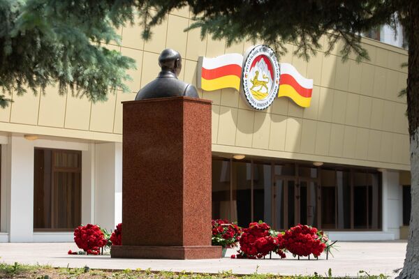 Церемония возложения цветов к бюсту первого руководителя Южной Осетии Тореза Кулумбегова Церемония возложения цветов к бюсту первого руководителя Южной Осетии Тореза Кулумбегова - Sputnik Южная Осетия