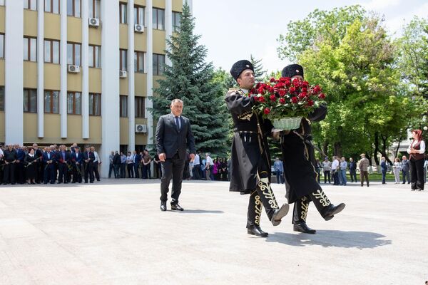 Церемония возложения цветов к бюсту первого руководителя Южной Осетии Тореза Кулумбегова Церемония возложения цветов к бюсту первого руководителя Южной Осетии Тореза Кулумбегова - Sputnik Южная Осетия